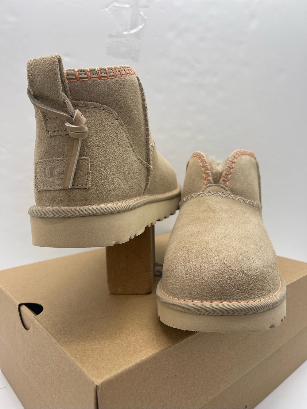 UGG W CLASSIC ULTRA MINI ELARIA
MDSD - Mustard Seed
Ankle Booties Shearling - Picture 8 of 16